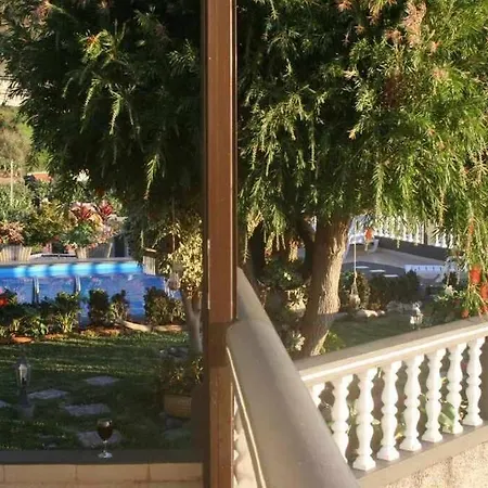 Arcos Grands With Enormous And Private Pool. Apartament Arco da Calheta (Madeira)