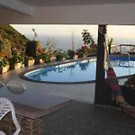 Arcos Grands With Enormous And Private Pool. Apartment Arco da Calheta (Madeira)